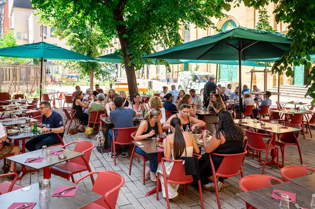 Terrasse extérieure de La Dolce Vita à Metz